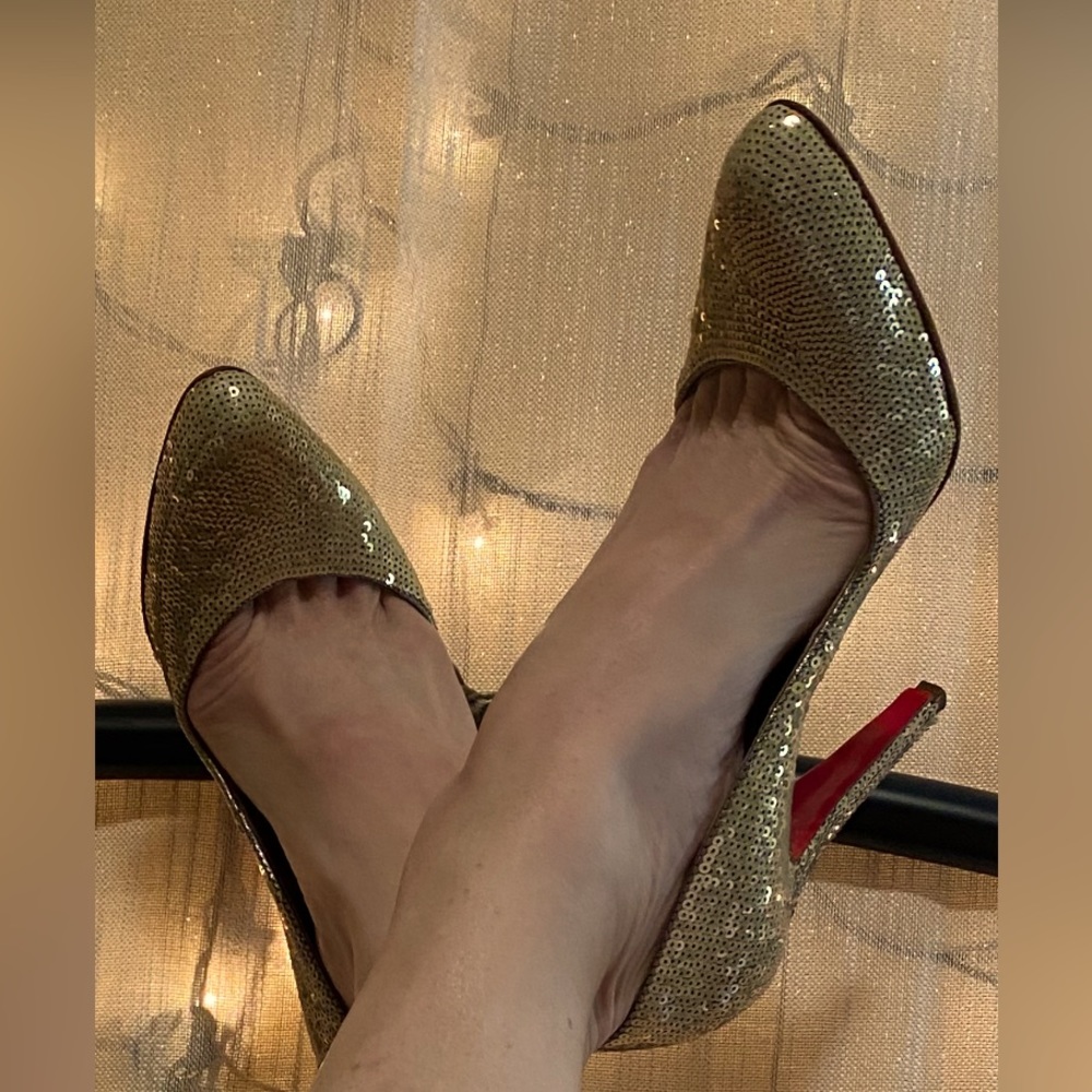 Gently used gold sequin.  I wear a size 6 US and a 36 euro. Seems to run small.